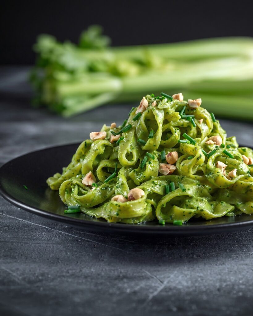 Pasta al pesto di sedano e nocciole