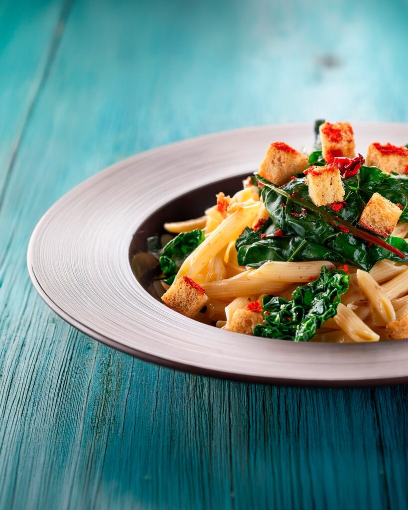 Pasta con bietole e crostini